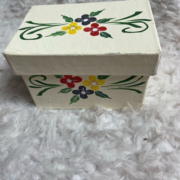 Home trends Vintage wood Painted Napkin Rings (4) with Matching Painted Box - Picture 4 of 11